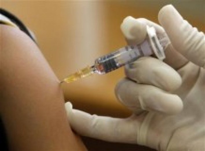 Янукович возобновит вакцинацию, которую запретили в 2008 году