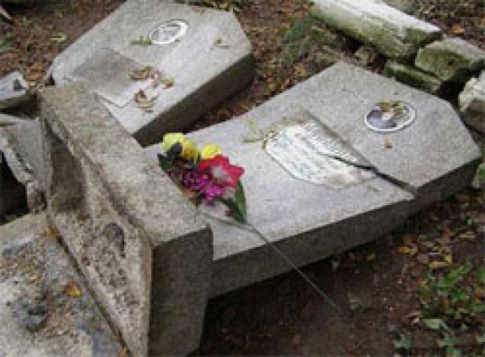 В белопольском районе задержали надругавшихся над могилами.