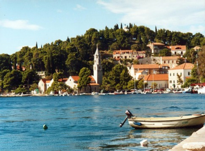 Украинских туристов выселяют из отелей Хорватии и Черногории