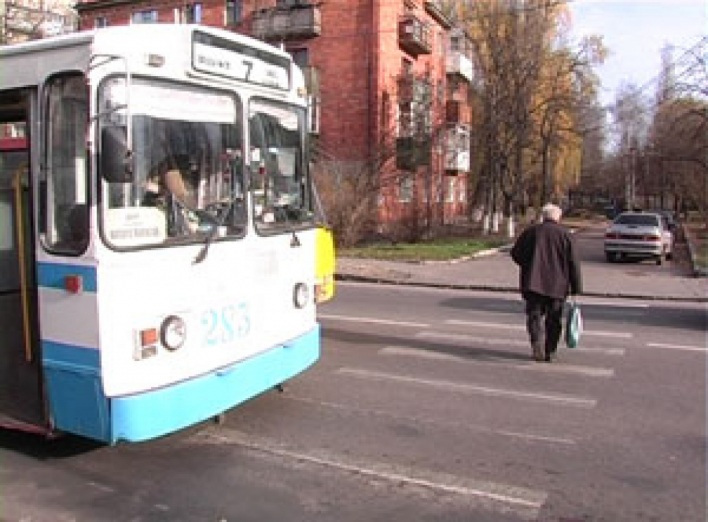 В Сумах пенсионерка попала под троллейбус