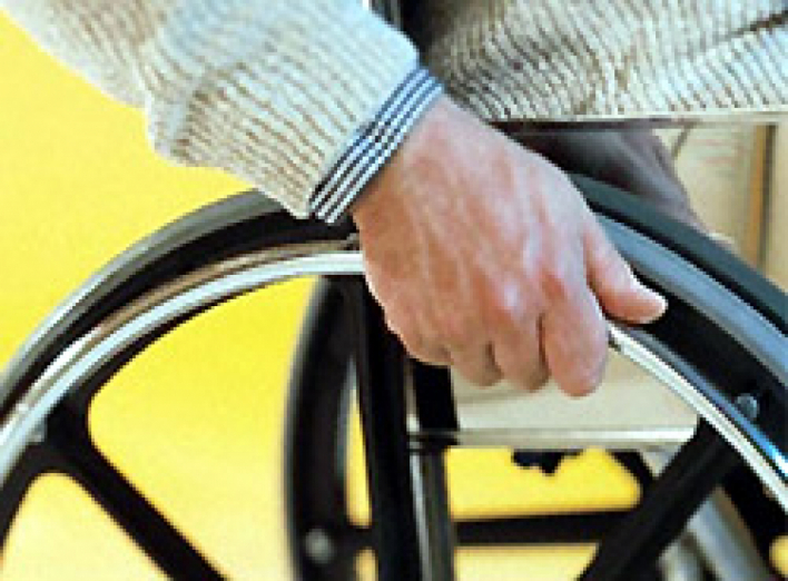 Сумским инвалидам-колясочникам обустроят 5 пандусов.
