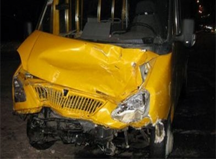 В Сумах иномарка столкнулась с маршруткой, пострадали 6 человек (+ фото)