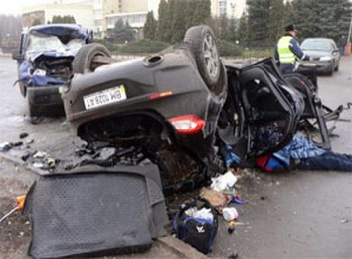 В результате двойного столкновения погиб водитель легковушки (+ фото)