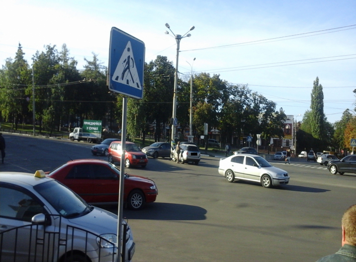 В центре Сум автомобиль не разъехался со столбом (Народный фотофакт)