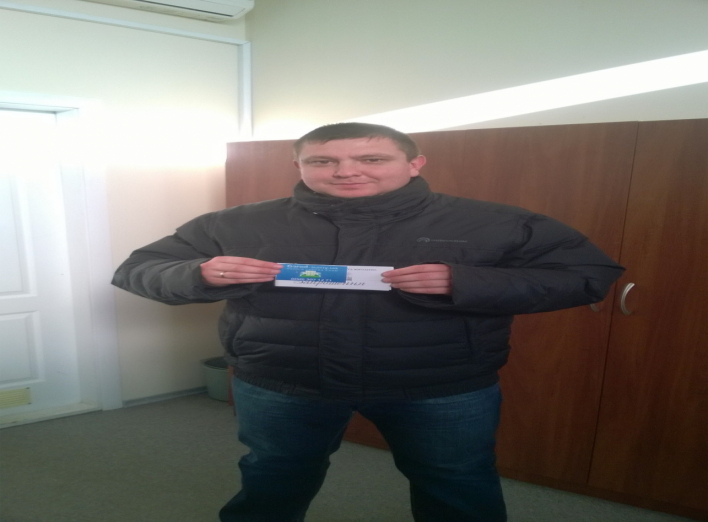 Победитель викторины на портале MistoSumy.com выиграл билеты в ТЮЗ (+фото)