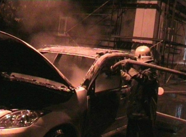 В Сумах сожгли внедорожник депутата (+фото)