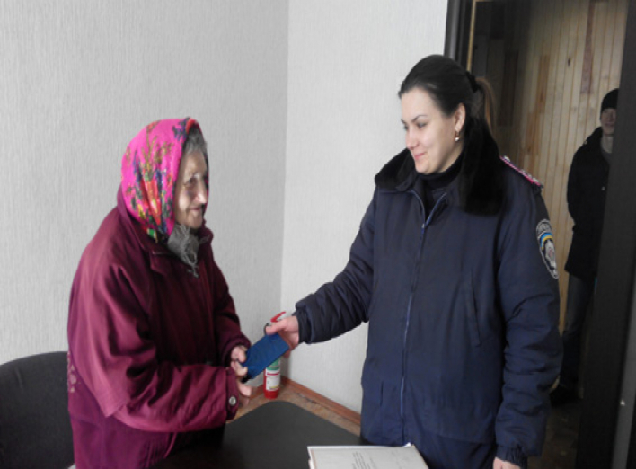 На Сумщине полицейские вернули пенсионерке утерянные личные документы (ФОТО)