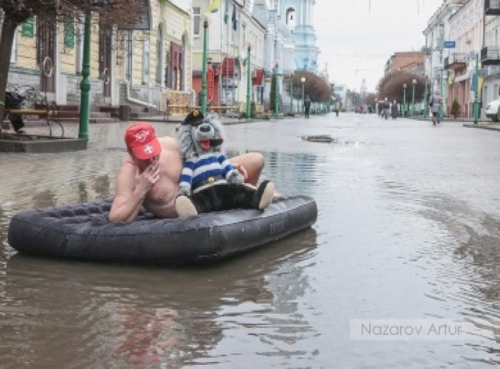 Ударил плавками и матрасом по ямам на главной улице Сум (+фото)