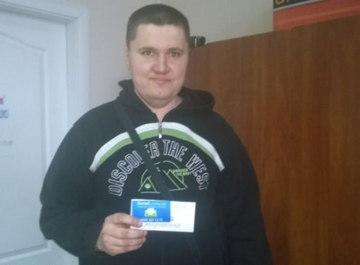 Победитель викторины выиграл билеты в ТЮЗ