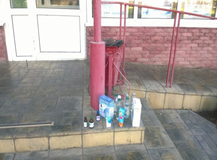 Бесхозный арсенал медпрепаратов посреди улицы (народный фотофакт)