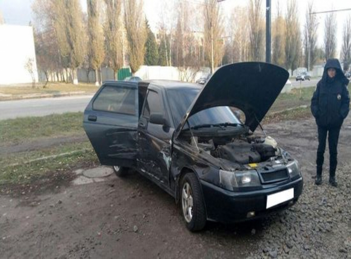 В Сумах четверо мужчин среди бела дня разбирали чужое авто (+фото)