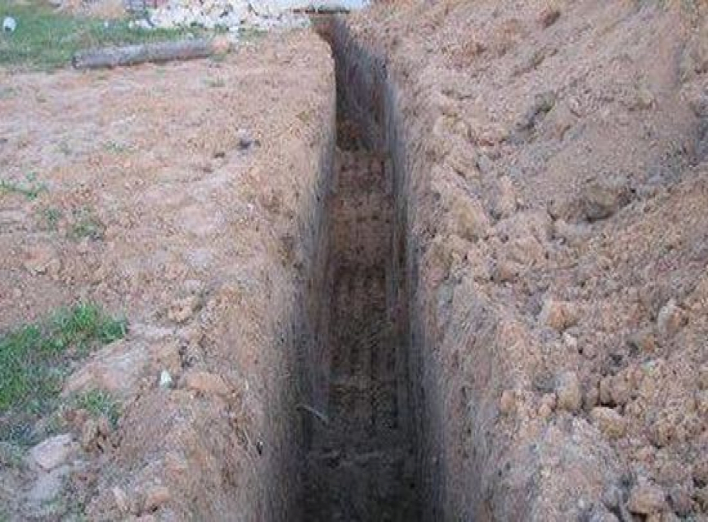 Жительница Сумщины упала в двухметровую траншею