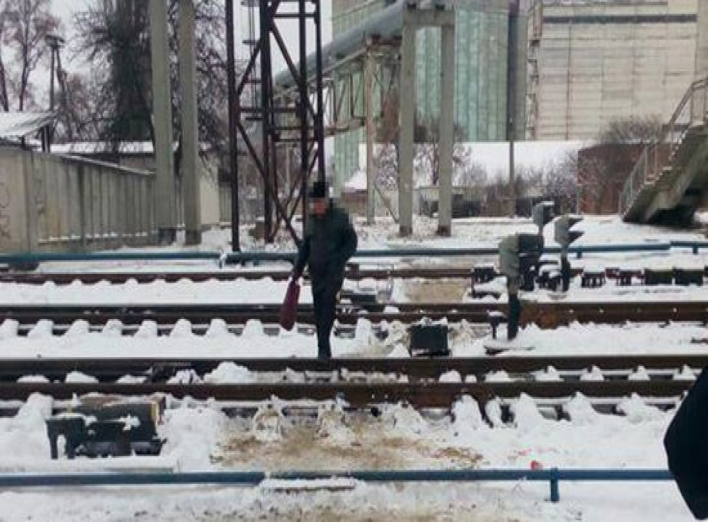 Сумские патрульные следят за порядком на железнодорожных путях
