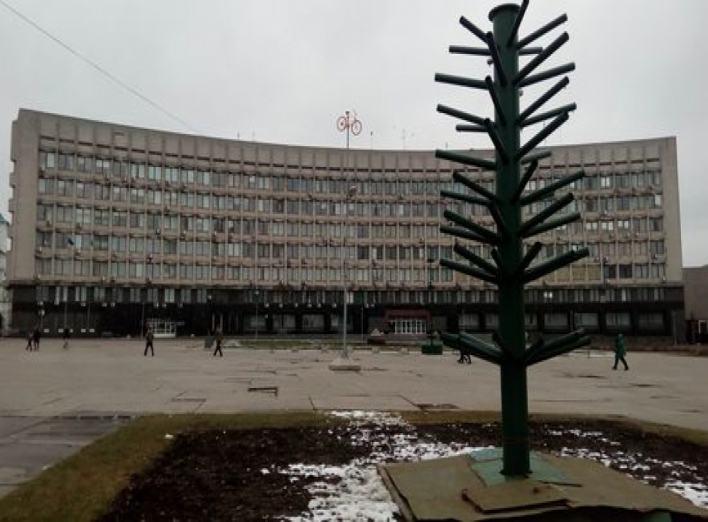 В Сумах перед окнами горсовета на столбе появился велосипед (+фото)