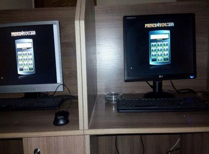 В Сумах на улице Герасима Кондратьева экипаж патрульных обнаружил игровые автоматы