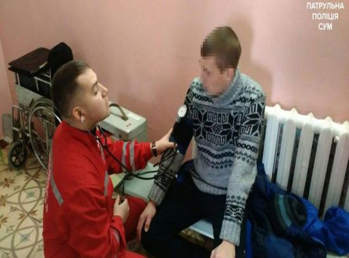 Сумские копы оказали помощь мужчине, который потерял сознание