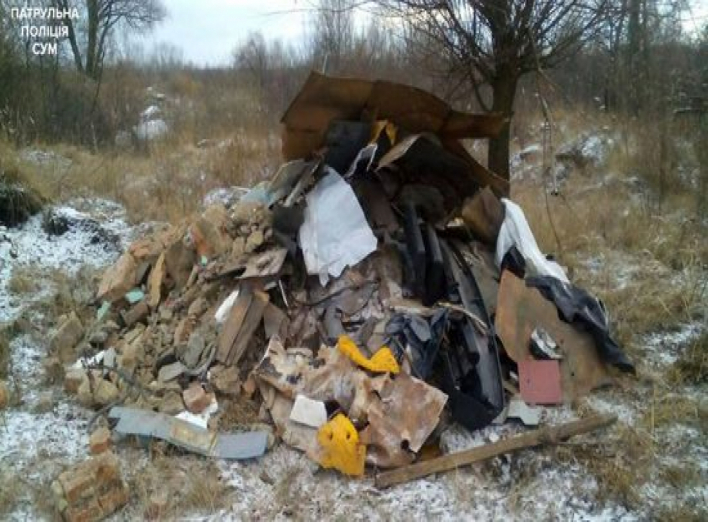 В Сумах оштрафовали водителя, который несанкционированно выгрузил мусор (+фото)