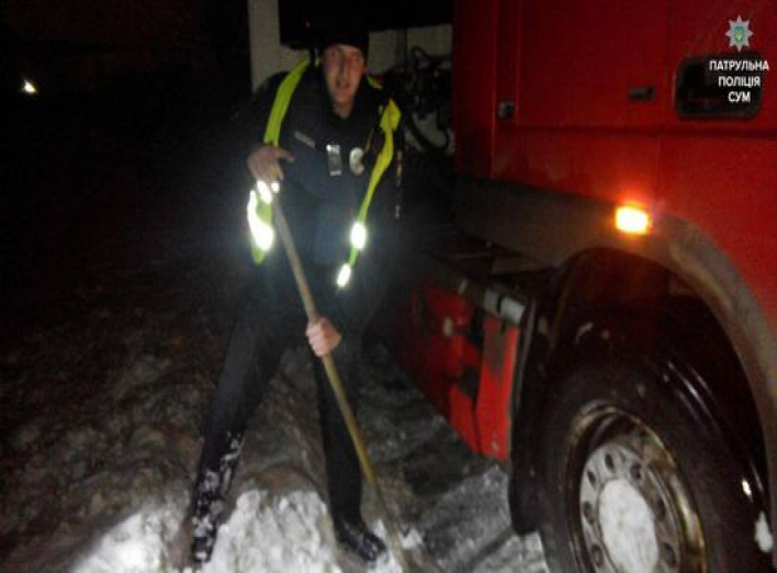 В Сумах водителю грузовика помогли выехать из заснеженной обочины (+фото)