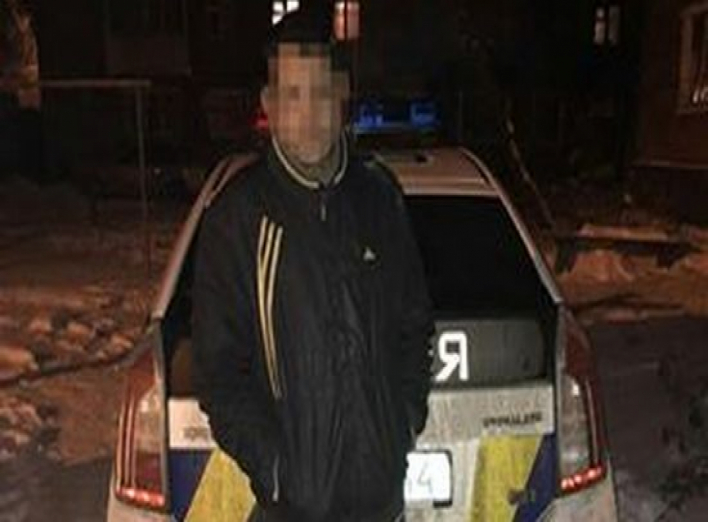В Сумах задержали мужчину, который стучался в квартиры 