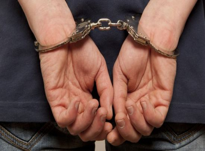 На Сумщине несовершеннолетние на автобусной остановке ограбили женщину