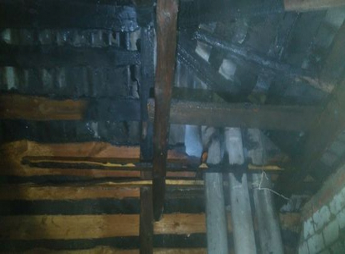 В Глухове пожарные предотвратили уничтожение огнем жилого дома