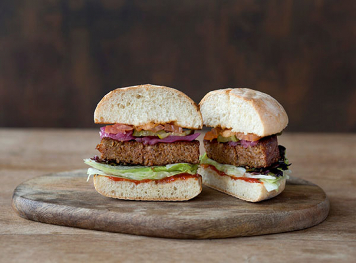 Beyond burger — отличные сытные бургеры с сочной котлетой из растительного мяса