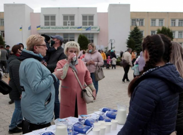 Сумчани розважались на вечорі молока у СНАУ фото