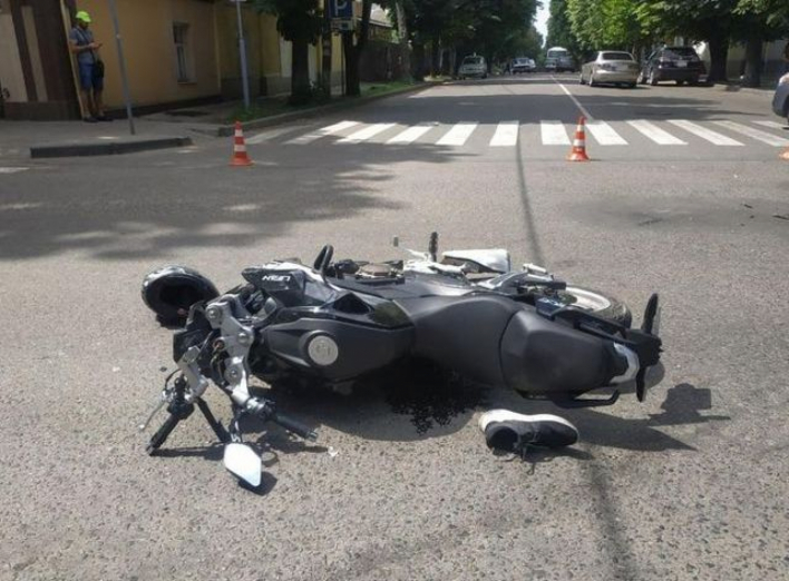 Поліція встановлює обставини ДТП в Сумах у якій травмувався мотоцикліст фото