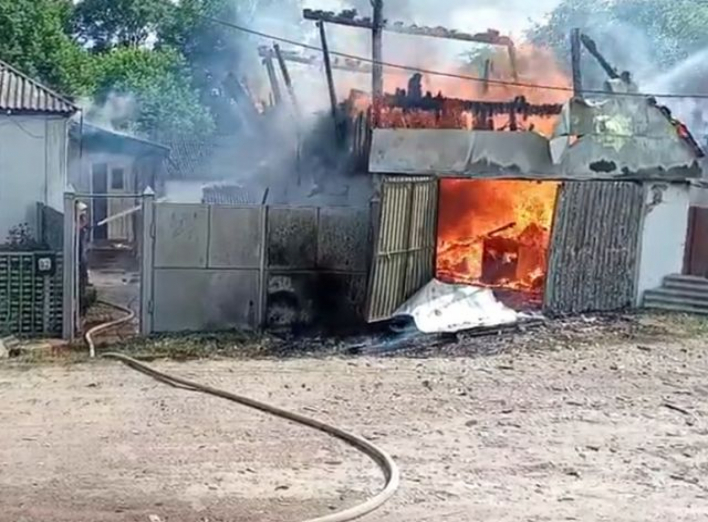 На Сумщині вогнеборці ліквідували масштабну пожежу в житловому секторі  фото
