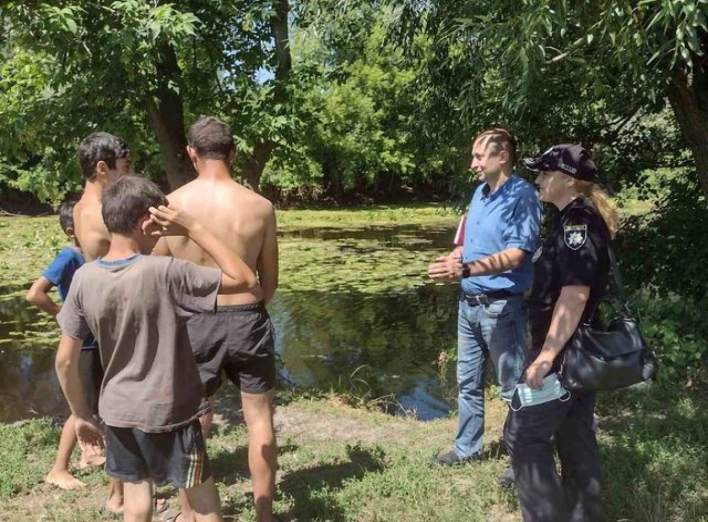 Поліцейські проводять профілактичні рейди біля водойм Сумщини фото