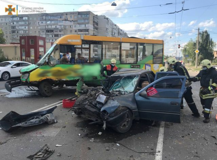 У Сумах рятувальники вивільнили водія із понівеченого в ДТП авто  фото