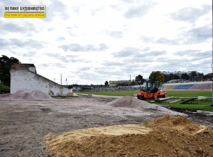 На Сумщині продовжується капітальний ремонт стадіону в рамках програми «Велике будівництво» фото