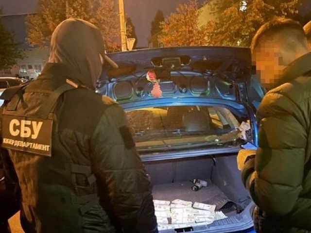 У Києві двоє чоловіків намагались збути 240 тисяч фальшивих доларів