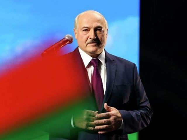 Франція звинуватила родичів Лукашенка в торгівлі людьми