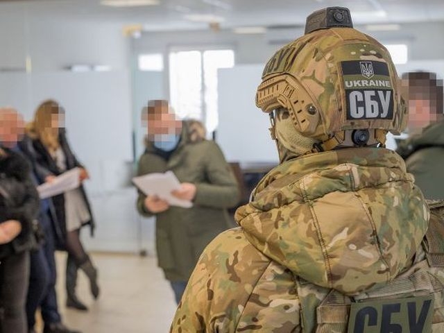 По всій Україні проходять обшуки у податківців