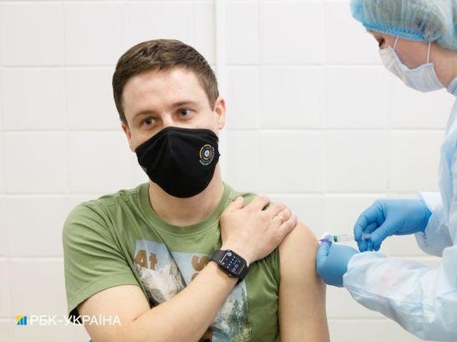 Понад 8 мільйонів українців повністю вакцинувалися від COVID