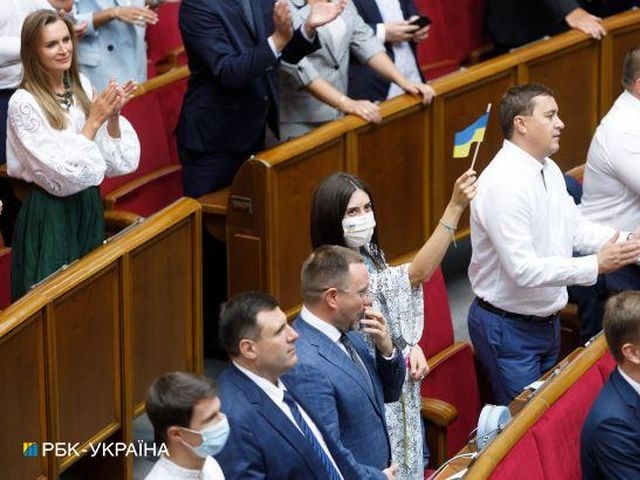 Українцям планують виплатити тисячу гривень за вакцинацію