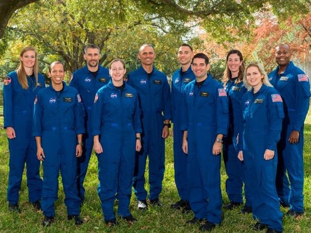 NASA обрало кандидатів для польоту на Місяць фото