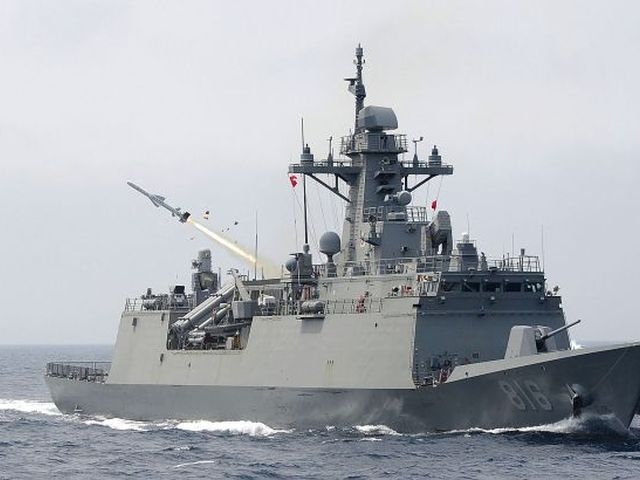 У Чорне море зайшов новітній ракетний фрегат французького флоту фото