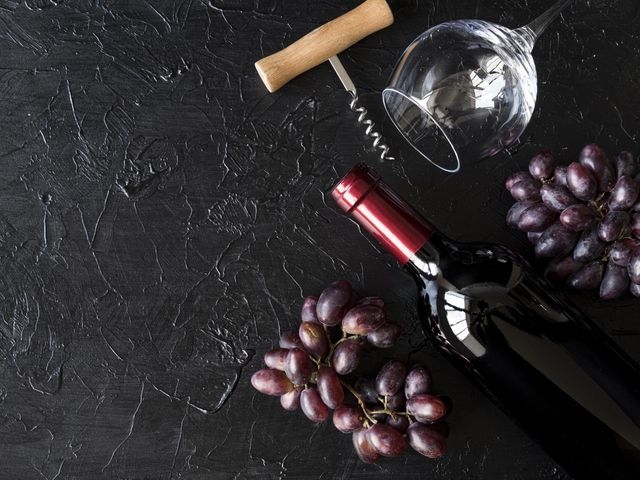 Ці способи допоможуть відкрити вино без штопора