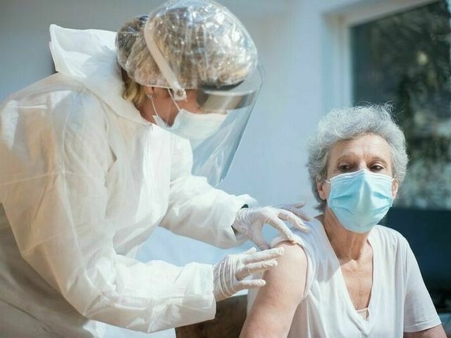 Україна вводить бустерну дозу вакцини проти COVID-19