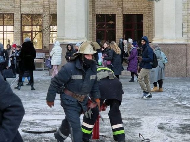 У центрі Харкова горить університет імені Каразіна фото