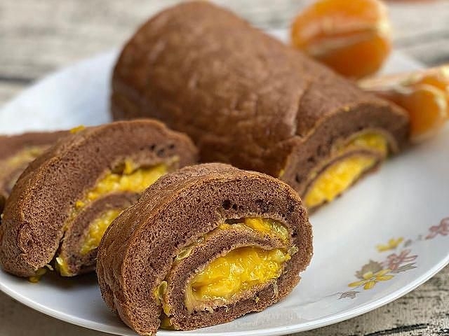Суботній рецепт: шоколадний рулет з апельсиновою начинкою  фото