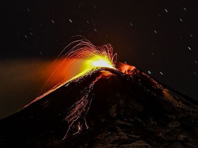 На Сицилії почалося виверження вулкана Етна фото