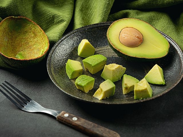 Суботній рецепт: домашній майонез з авокадо фото