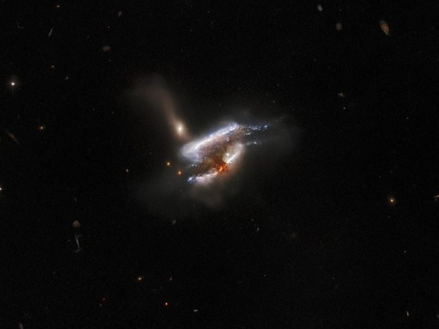 Телескоп NASA сфотографував злиття галактик фото