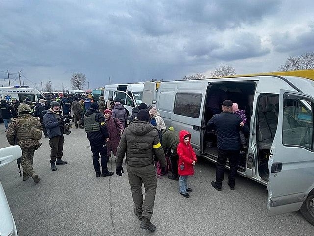 100 евакуаційних автобусів виїхали до Сум фото