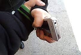 Під час евакуації з Тростянця у людей забрали телефони  фото
