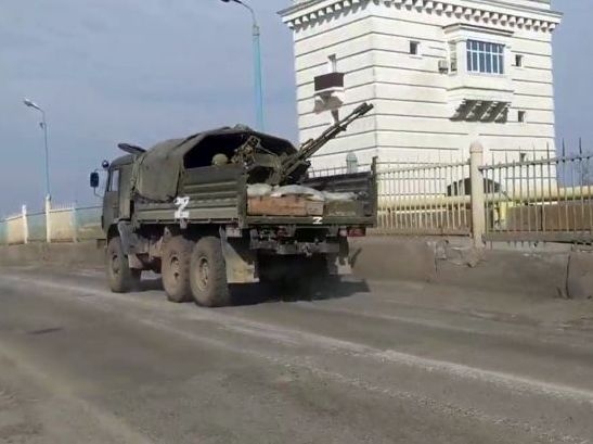 На Сумщині окупанти викрали приватні авто, "швидку" та пожежну машину фото
