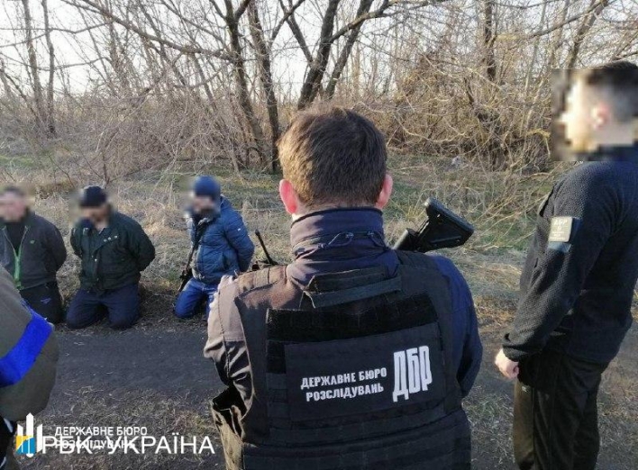 ДБР викрило іноземця, який організував вивіз призовників з України фото